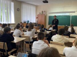 Священнослужитель провел беседу о семейных ценностях с учащимся школы №30 города Михайловска