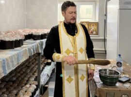 Священник совершил освящение пасхальных куличей в психоневрологическом интернате города Изобильного