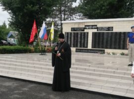 Священник поздравил жителей села Балахоновское с Днем Победы в Великой Отечественной войне