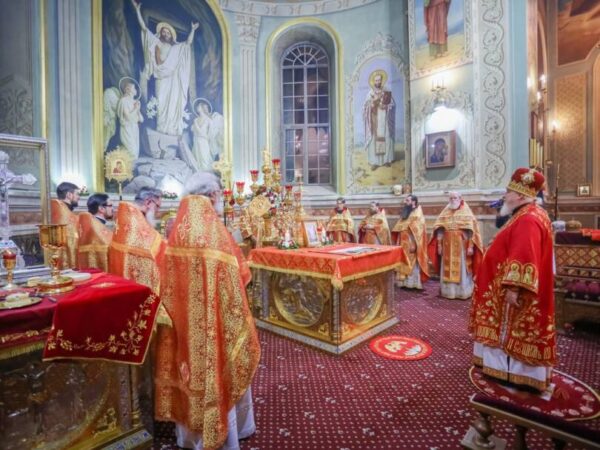 В праздник Светлого Христова Воскресения митрополит Кирилл возглавил богослужения в Казанском кафедральном соборе