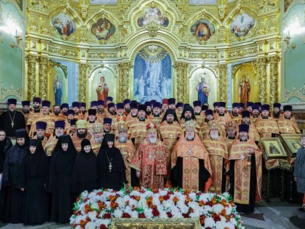 В день праздника Светлого Христова Воскресения митрополит Кирилл совершил Пасхальную великую вечерню