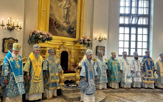 В праздник Казанской иконы Божией Матери митрополит Кирилл принял участие в молитвенных торжествах в столице Татарстана