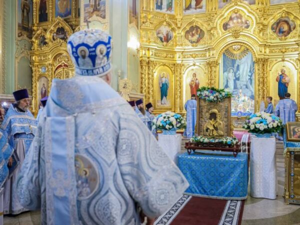 В день принесения в краевую столицу Феодоровской иконы Божией Матери митрополит Кирилл совершил Божественную литургию в Казанском соборе Ставрополя