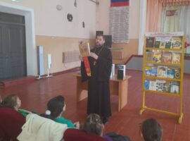 Священнослужитель выступил на лектории в библиотеке станицы Воровсколесской