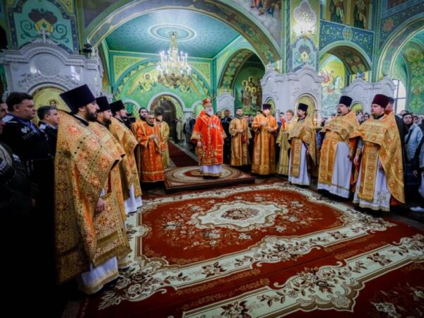 В Неделю 2-ю по Пасхе митрополит Кирилл совершил Божественную литургию во Владимирском соборе города Ставрополя