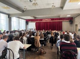 Священнослужитель принял участие в профилактической беседе с учениками гимназии № 10 города Невинномысска