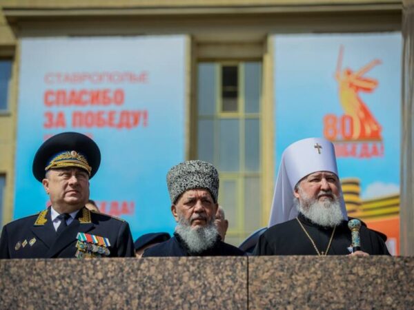 В День Победы митрополит Кирилл присутствовал на военном параде и принял участие в шествии «Бессмертного полка»