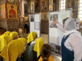 Прихожане Михайловского собора города Михайловска познакомились с фотовыставкой, посвящённой 100-летию со дня преставления святителя Тихона, Патриарха Московского и всея Руси