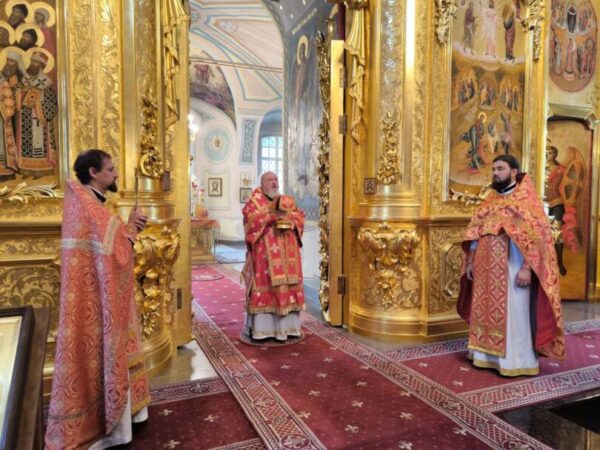 В день памяти Усекновения главы пророка Иоанна Предтечи митрополит Кирилл возглавил Литургию в храме святителя Николая в Заяицком