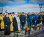 Митрополит Кирилл возложил цветы к мемориальной композиции «Поклонись памяти» в Михайловске