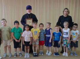 Настоятель храма иконы Божией Матери «Знамение» села Надежда провел беседу с воспитанниками детского сада