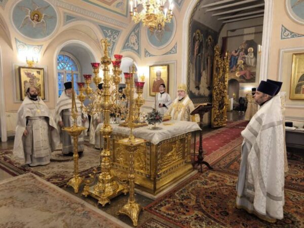 Митрополит Кирилл совершил Литургию в храме святителя Николая в Заяицком