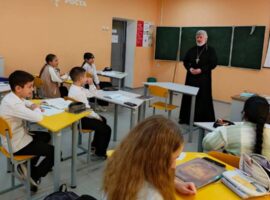 Священнослужитель провел беседу с учащимися школы № 14 села Надежда