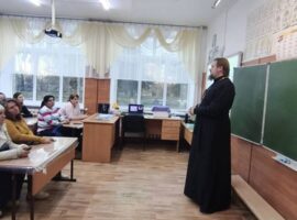 Настоятель храма святого апостола и евангелиста Иоанна Богослова села Балахоновского рассказал родителям учащихся школы №5 о курсе «Основы православной культуры»