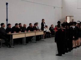 Настоятель храма Вознесения Господня станицы Расшеватской посетил школьный смотр строя и песни: «Статен, строен и уважения достоин»