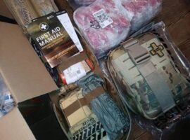 Казачата Архиерейского казачьего конвоя передали груз гуманитарной помощи для бригады Терек