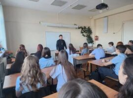 Священнослужитель провел беседу с учащимися школы № 30 города Михайловска