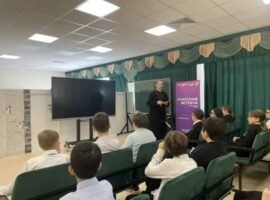 Священнослужитель провел беседу с учащимися школы № 25 города Михайловска