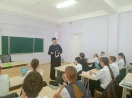 Благочинный Михайловского округа провел беседу о прощении с учениками школы № 3 города Михайловска