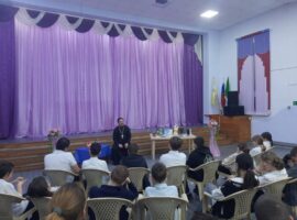 В Доме культуры села Новая Деревня прошла беседа священнослужителя с учащимися школы № 20