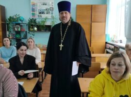 Священнослужитель провел беседу с родителями учащихся третьих классов школы № 9 села Родыки