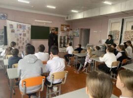 Священнослужитель провел беседу о дружбе народов с учащимися школы № 17 села Лесная Дача