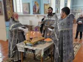 В храме преподобного Серафима Саровского села Труновского собором духовенства Донского благочиния совершена Литургия Преждеосвященных Даров