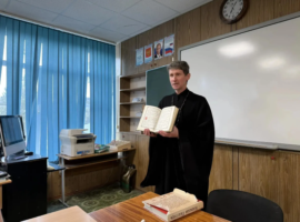 Священнослужитель провел беседу об истории православной книги с учащимися гимназия № 10 города Невинномысска