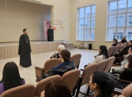 Священнослужитель провел беседу с родителями учащихся третьих классов школы № 11 города Ставрополя