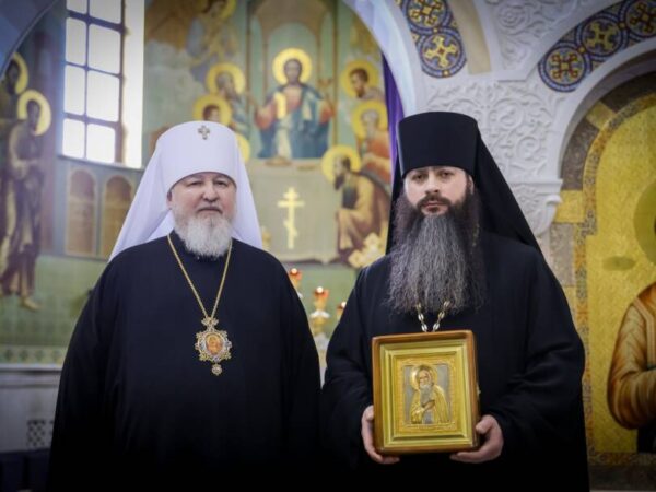 Митрополит Кирилл поздравил секретаря епархии с юбилеем монашеского пострига