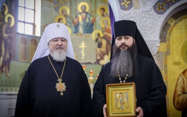 Митрополит Кирилл поздравил секретаря епархии с юбилеем монашеского пострига