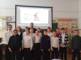 Священнослужитель провел в школе №8 села Труновского открытый урок, посвященный Дню православной книги