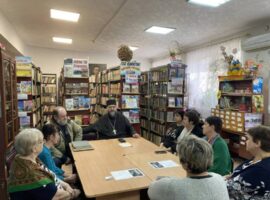 Священник встретился с читателями библиотеки поселка Большевик