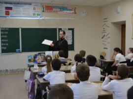 Священнослужитель провел беседу с учащимися школы № 4 села Кочубеевского