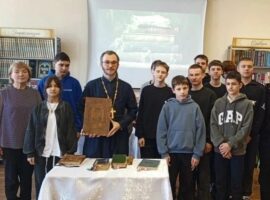 В библиотеке села Благодатного прошла беседа священнослужителя с учащимися старших классов