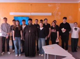 Священнослужитель провел беседу с учащимися старших классов школы № 11 села Первомайского