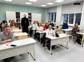 Священнослужитель провел беседу с родителями учащихся третьих классов школы № 21 города Ставрополя