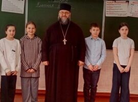 В рамках изучения курса ОРКСЭ в школе № 10 поселка Большевик прошла беседа со священнослужителем