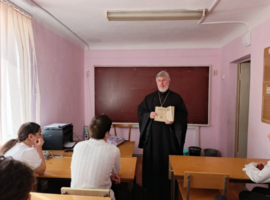 Священнослужитель провел беседу с учащимися школы № 13 села Надежда