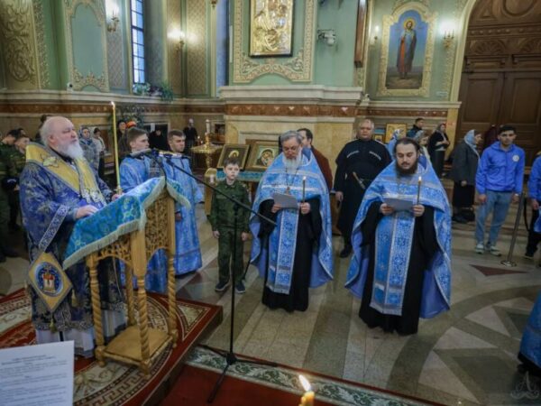 Митрополит Кирилл совершил утреню с чтением акафиста Пресвятой Богородице в Казанском кафедральном соборе