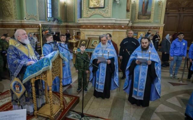 Митрополит Кирилл совершил утреню с чтением акафиста Пресвятой Богородице в Казанском кафедральном соборе