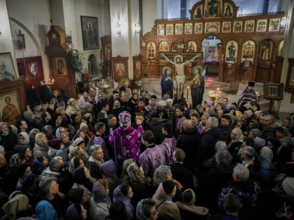 В канун Недели Крестопоклонной митрополит Кирилл совершил всенощное бдение в Крестовоздвиженском храме города Ставрополя