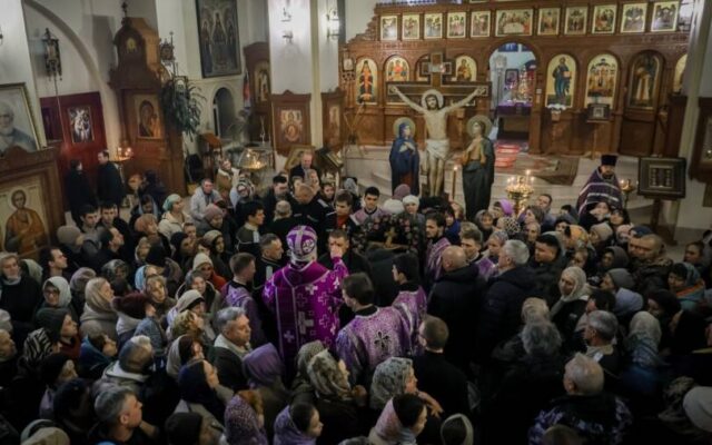 В канун Недели Крестопоклонной митрополит Кирилл совершил всенощное бдение в Крестовоздвиженском храме города Ставрополя