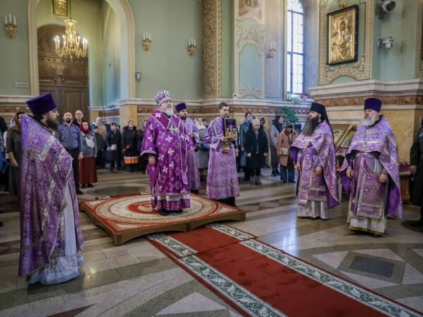 В Неделю Крестопоклонную митрополит Кирилл совершил Божественную литургию в Казанском кафедральном соборе города Ставрополя