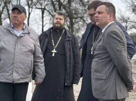 Благочинный Медвеженского округа совместно с главой Красногвардейского муниципального округа совершили рабочую поездку для осмотра мест установки поклонных крестов