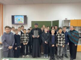 Настоятель храма Покрова Пресвятой Богородицы села Казинка провел беседу с учащимися школы № 15
