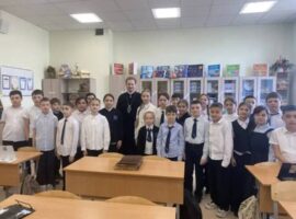Священнослужитель провел беседу с учащимися школы № 25 города Михайловска