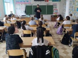 Настоятель храма Казанской иконы Божией Матери села Сенгилеевского побеседовал с учащимся школы № 8