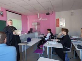 Настоятель храма иконы Божией Матери «Знамение» села Надежда побеседовал с учащимися старших классов школы № 14