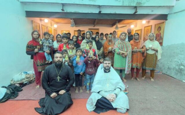 Руководитель миссионерского отдела епархии совершил крещение 33-х человек в Пакистане